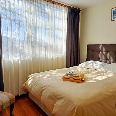 The Quito Guest House With Yellow Balconies For Travellers 外观 照片