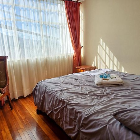The Quito Guest House With Yellow Balconies For Travellers 外观 照片
