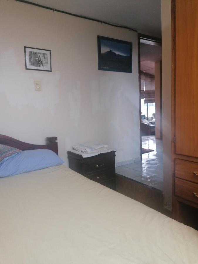 The Quito Guest House With Yellow Balconies For Travellers 外观 照片