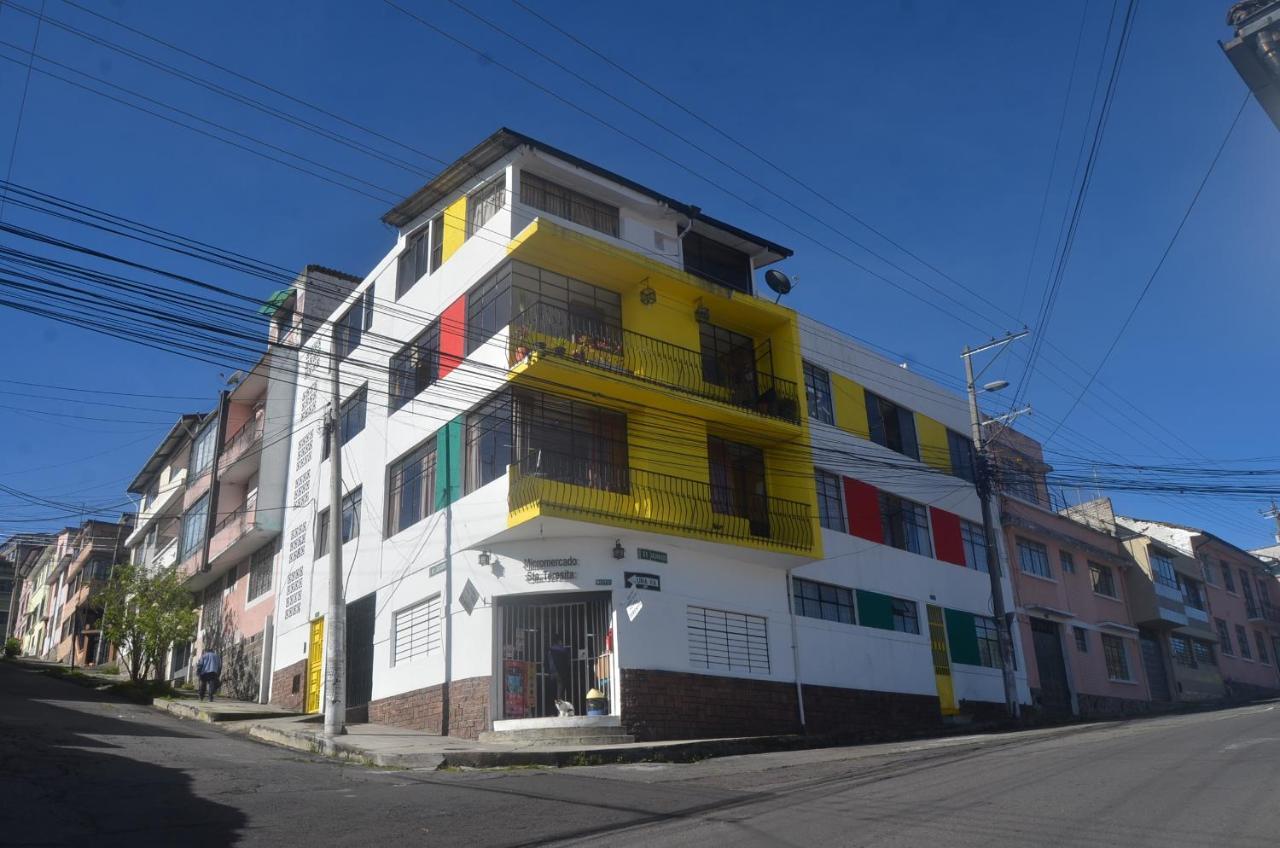 The Quito Guest House With Yellow Balconies For Travellers 外观 照片