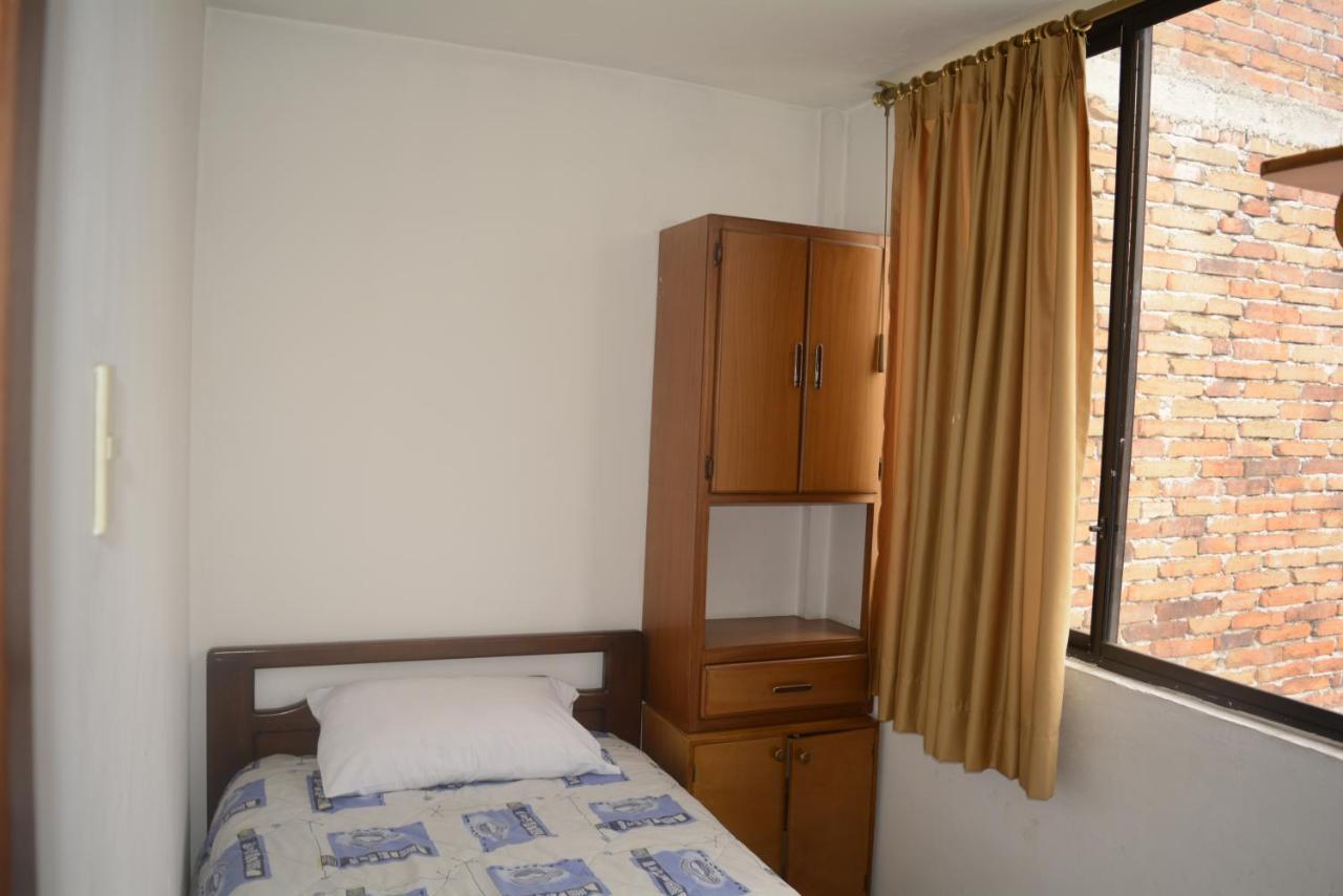The Quito Guest House With Yellow Balconies For Travellers 外观 照片