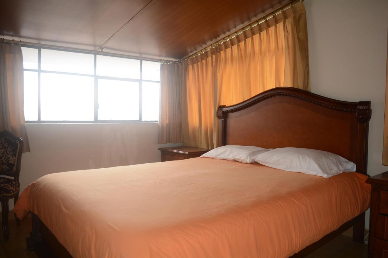 The Quito Guest House With Yellow Balconies For Travellers 外观 照片