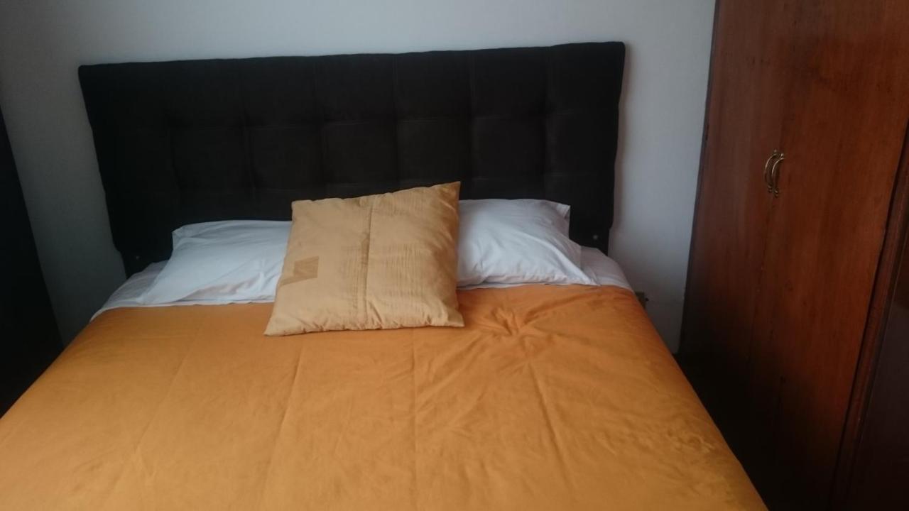 The Quito Guest House With Yellow Balconies For Travellers 外观 照片