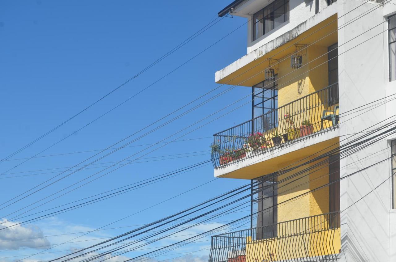 The Quito Guest House With Yellow Balconies For Travellers 外观 照片