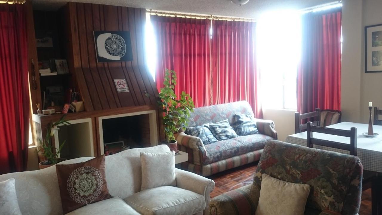 The Quito Guest House With Yellow Balconies For Travellers 外观 照片