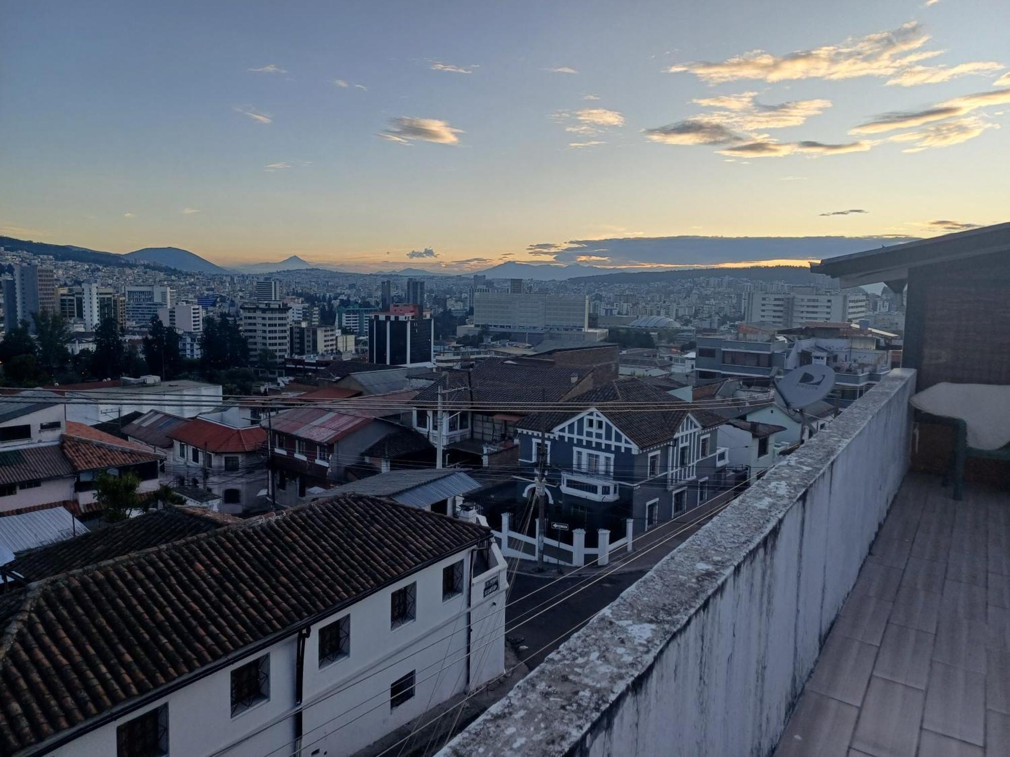 The Quito Guest House With Yellow Balconies For Travellers 外观 照片