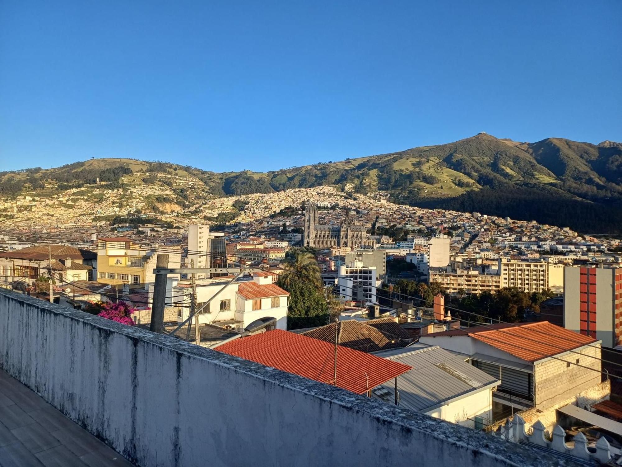 The Quito Guest House With Yellow Balconies For Travellers 外观 照片
