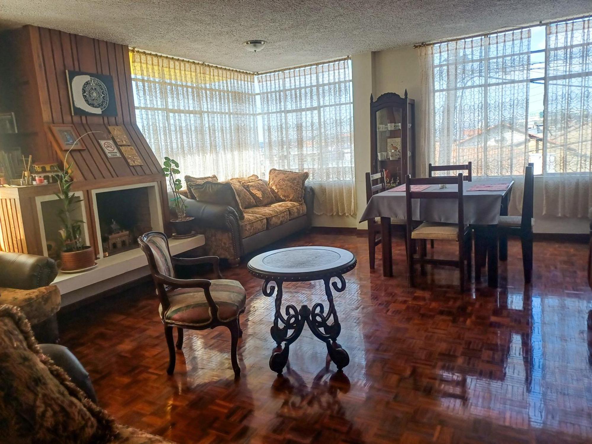 The Quito Guest House With Yellow Balconies For Travellers 外观 照片