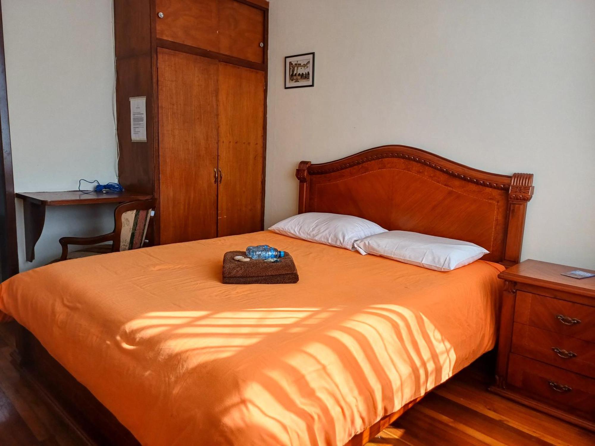 The Quito Guest House With Yellow Balconies For Travellers 外观 照片