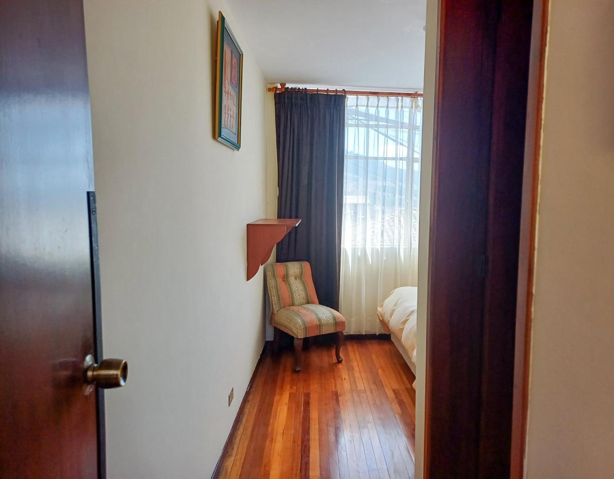 The Quito Guest House With Yellow Balconies For Travellers 外观 照片
