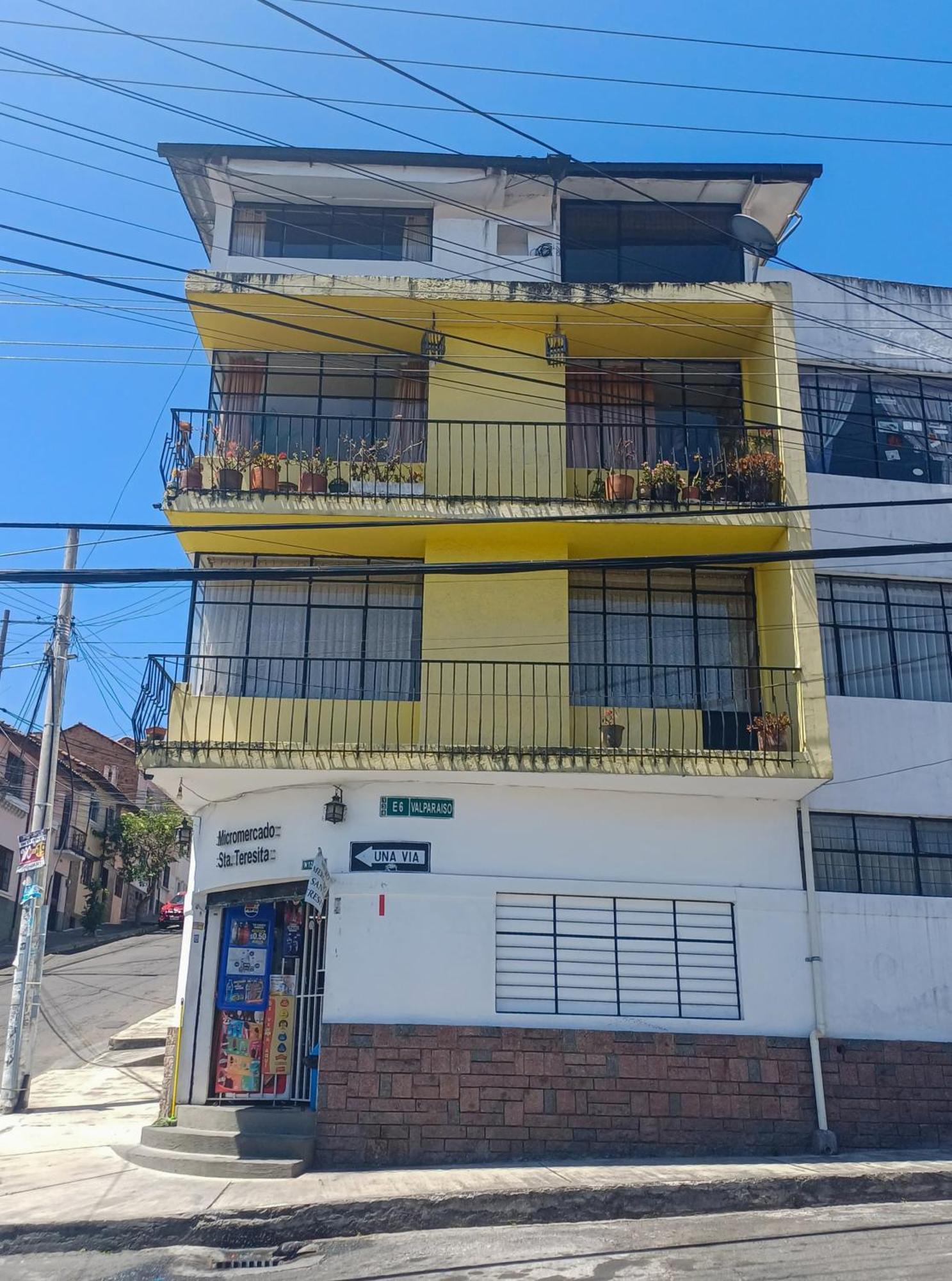 The Quito Guest House With Yellow Balconies For Travellers 外观 照片