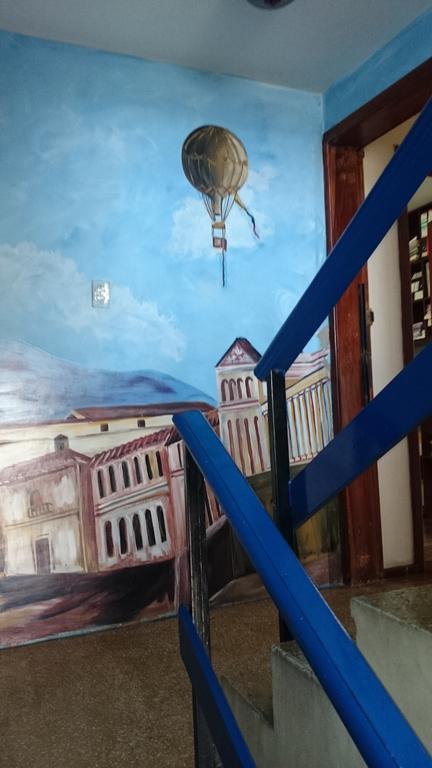 The Quito Guest House With Yellow Balconies For Travellers 外观 照片