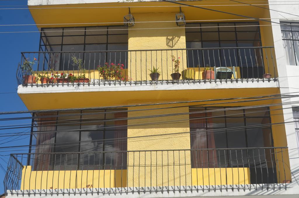 The Quito Guest House With Yellow Balconies For Travellers 外观 照片