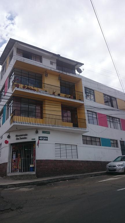 The Quito Guest House With Yellow Balconies For Travellers 外观 照片