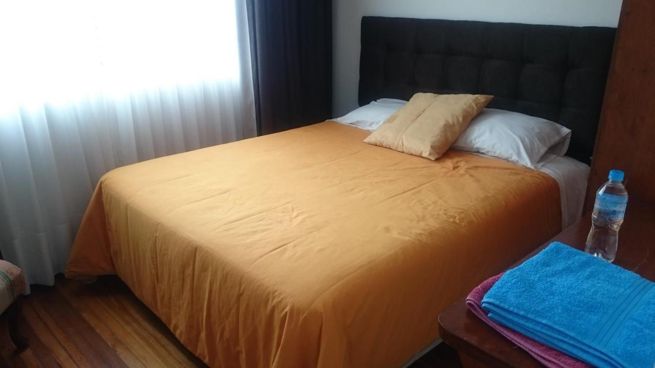 The Quito Guest House With Yellow Balconies For Travellers 外观 照片
