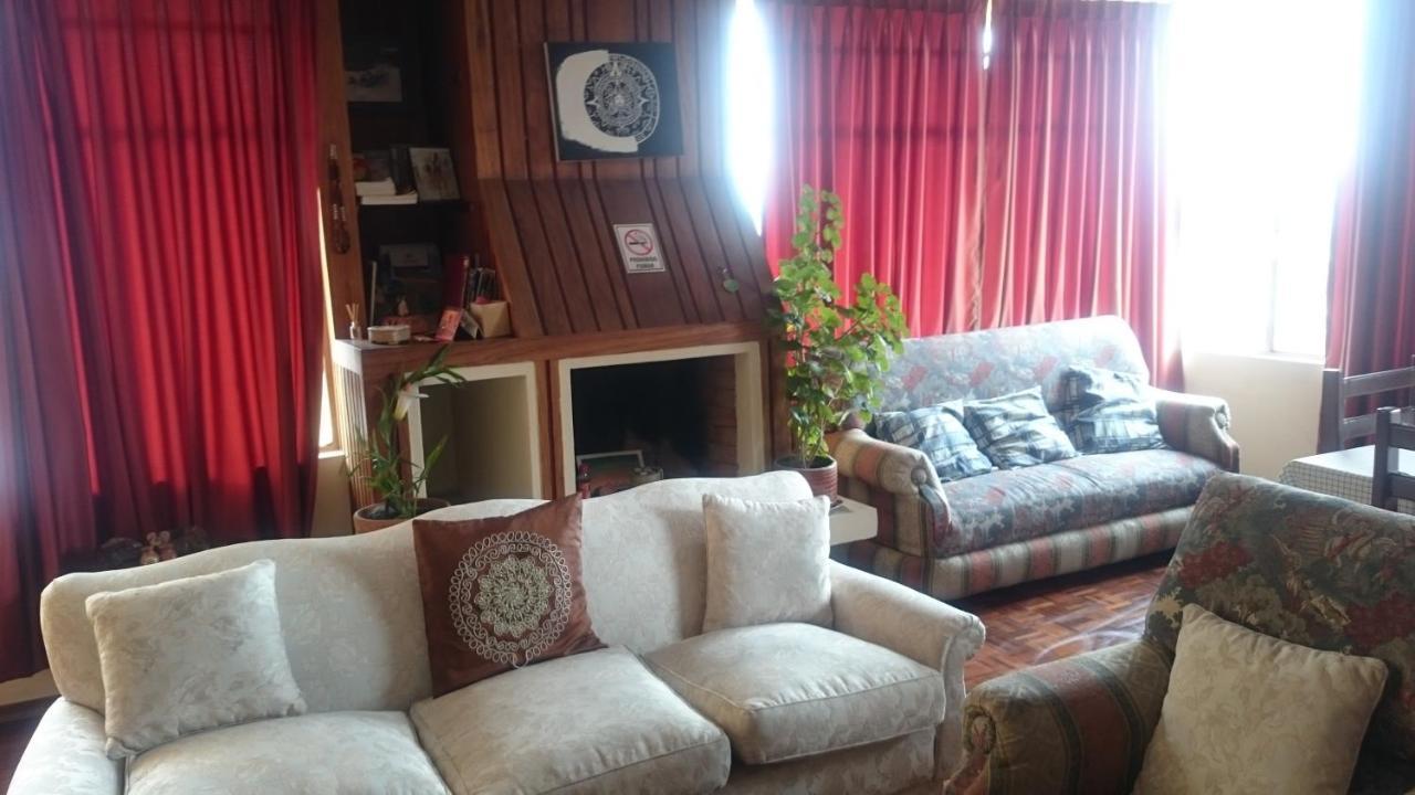 The Quito Guest House With Yellow Balconies For Travellers 外观 照片