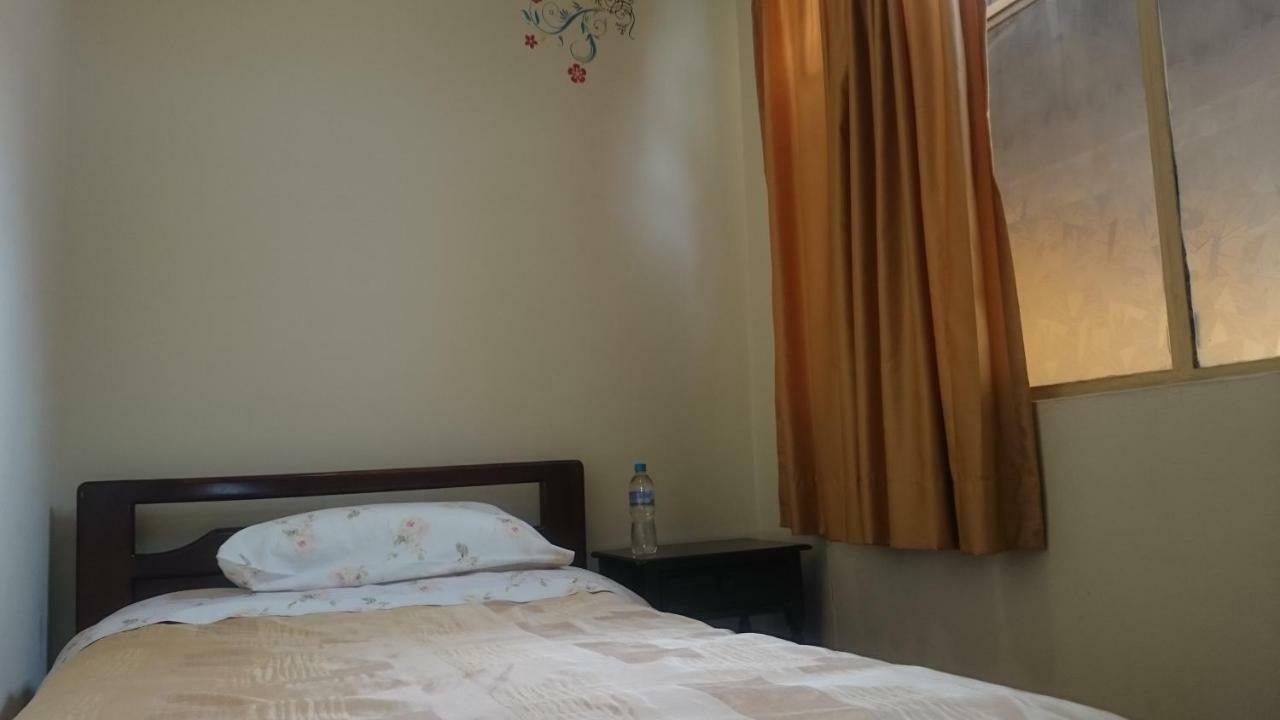The Quito Guest House With Yellow Balconies For Travellers 外观 照片
